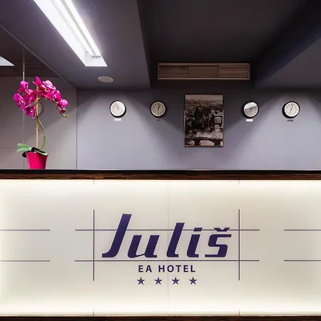 Ea Julis