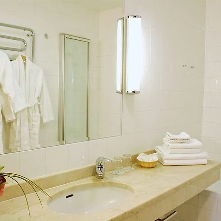 Ea Julis Hotell 4*